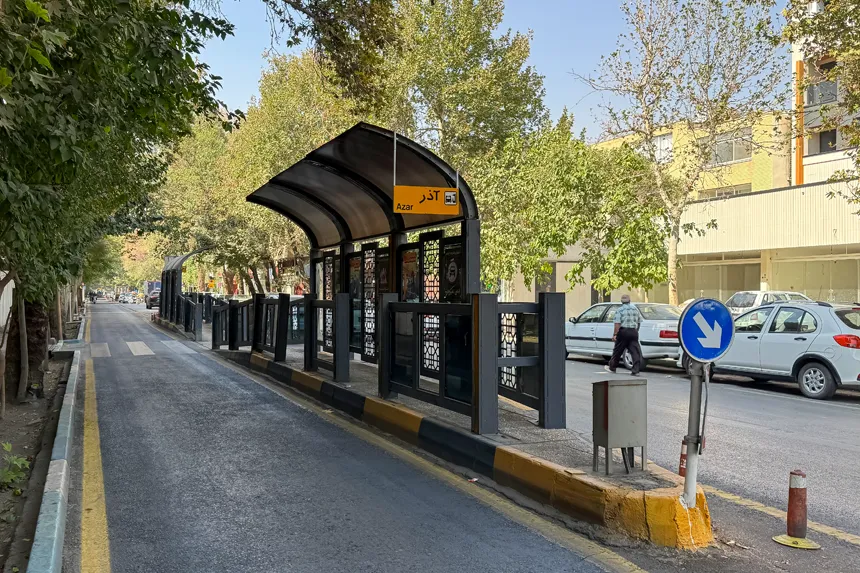 وضعیت دسترسی به حمل‌ونقل عمومی در محله آذر چگونه است