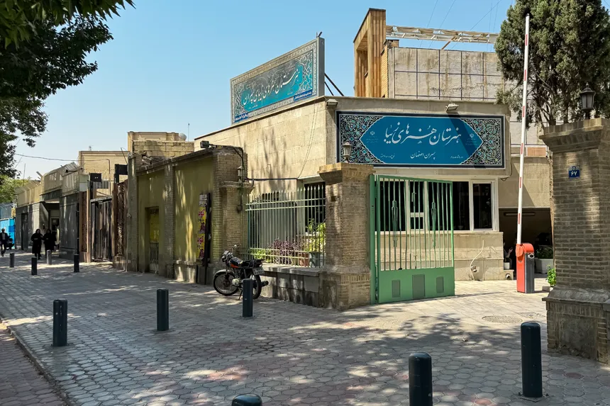 چه مراکز آموزشی در محله عباس آباد وجود دارد