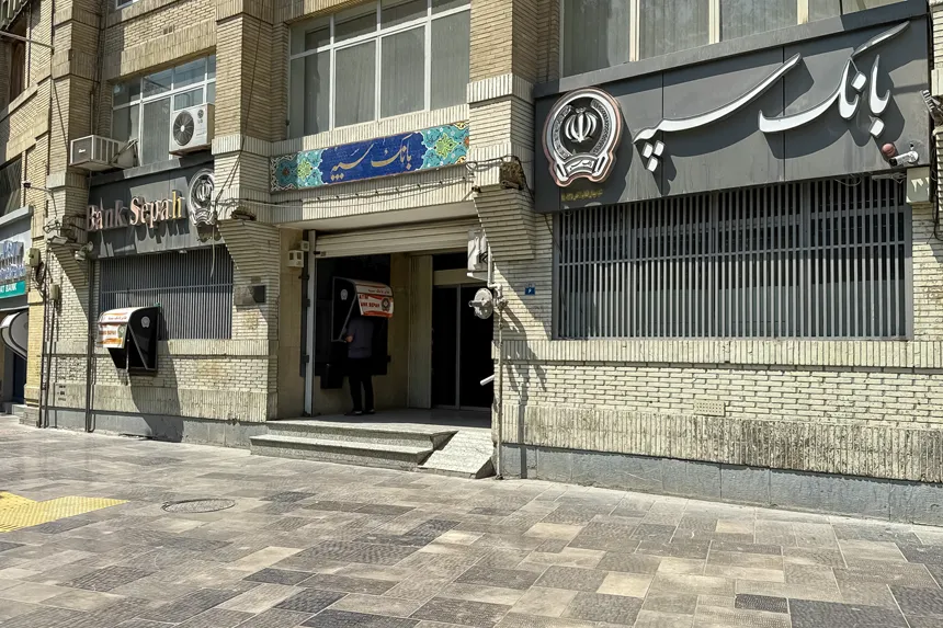 چه مراکز دولتی و خدمات عمومی در محله عباس آباد قرار دارند