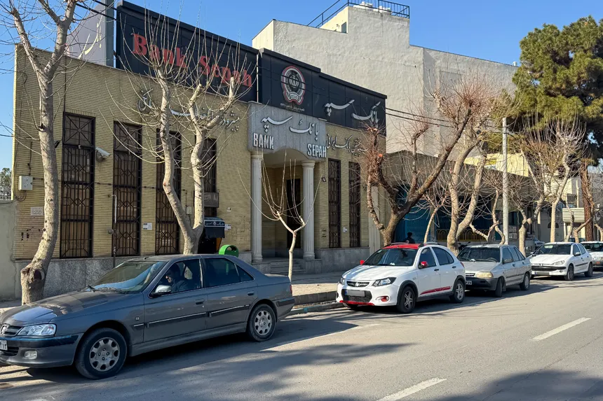 چه مراکز دولتی و خدمات عمومی در محله احمدآباد فعالیت دارند