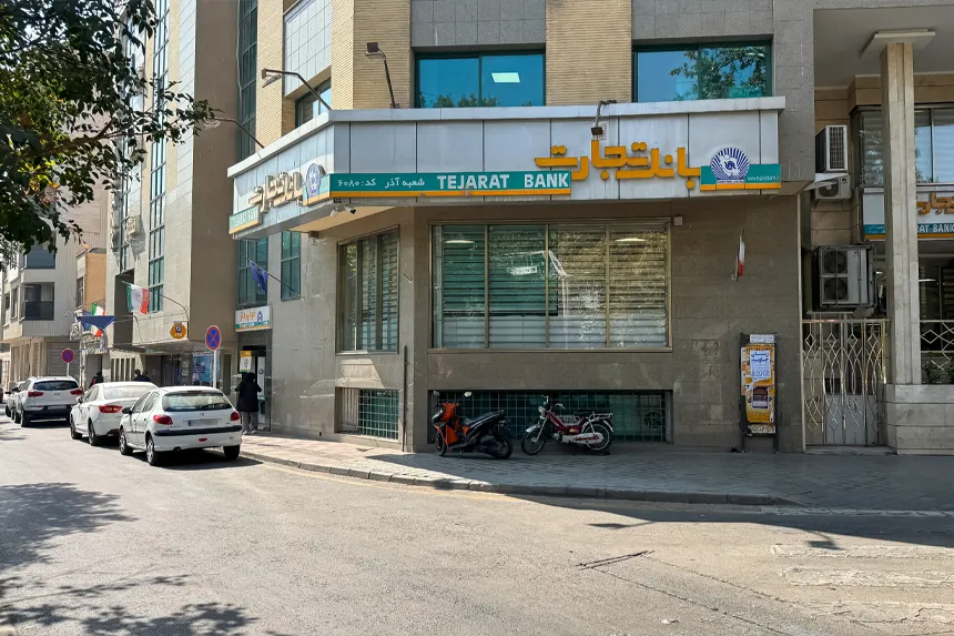 چه مراکز دولتی و خدمات عمومی در محله آذر قرار دارند