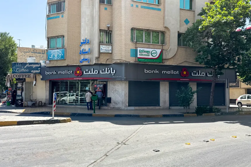 چه مراکز دولتی و خدمات عمومی در محله بازار فعالیت دارند