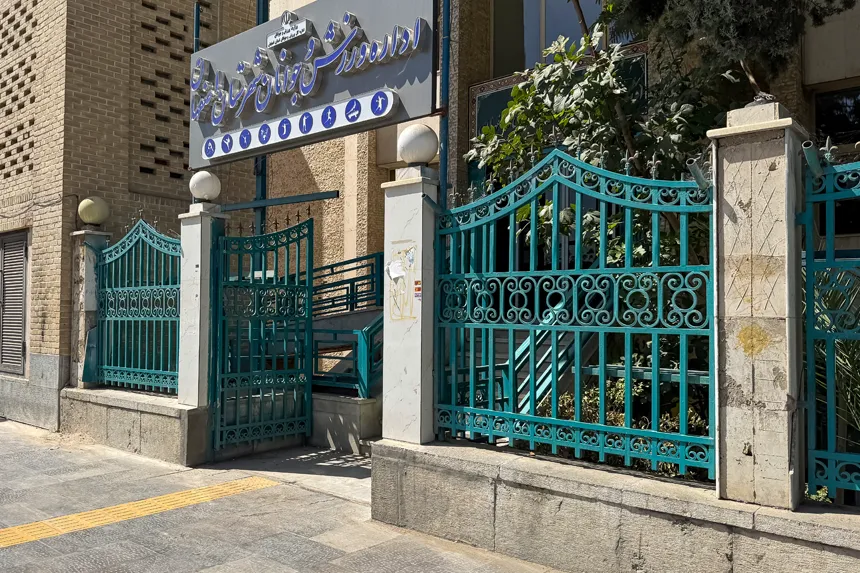 چه مراکز دولتی و خدمات عمومی در محله درب کوشک فعالیت دارند