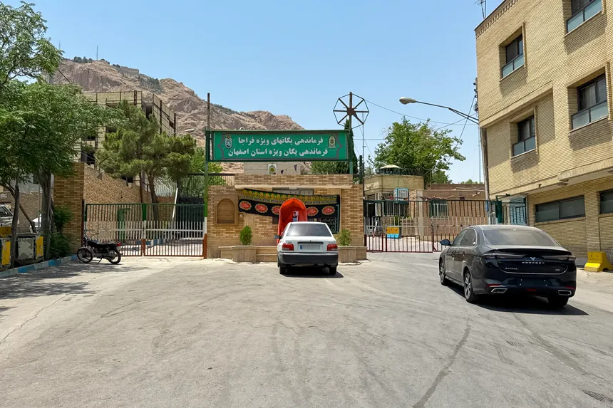 چه مراکز دولتی و خدمات عمومی در محله قائمیه قرار دارند