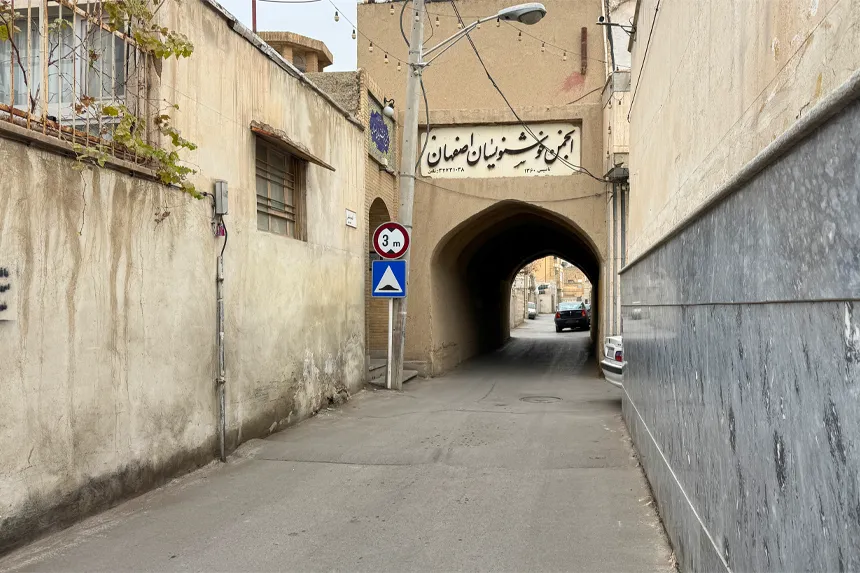 چه مراکز دولتی و خدمات عمومی در محله قلعه‌طبره فعالیت دارند