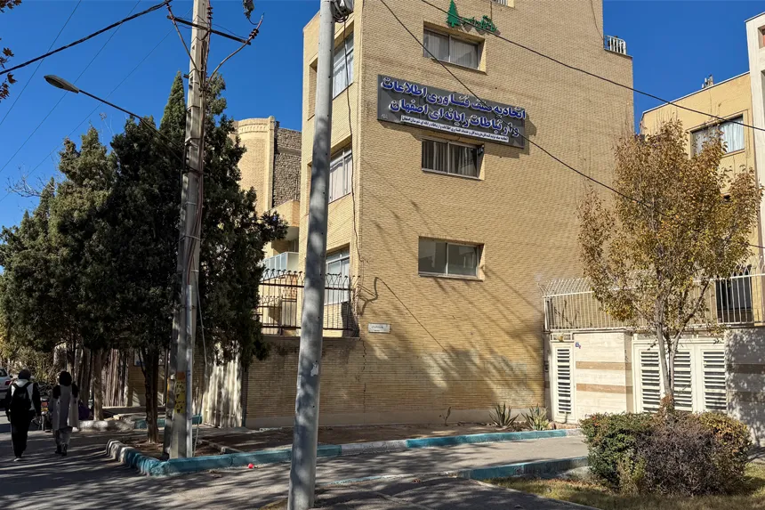 چه مراکز دولتی و خدمات عمومی در محله گلزار فعالیت دارند