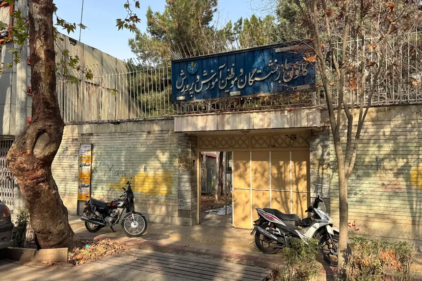 چه مراکز دولتی و خدمات عمومی در محله هشت‌بهشت فعالیت دارند