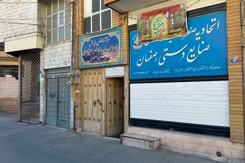 چه مراکز دولتی و خدمات عمومی در محله ملک فعالیت دارند