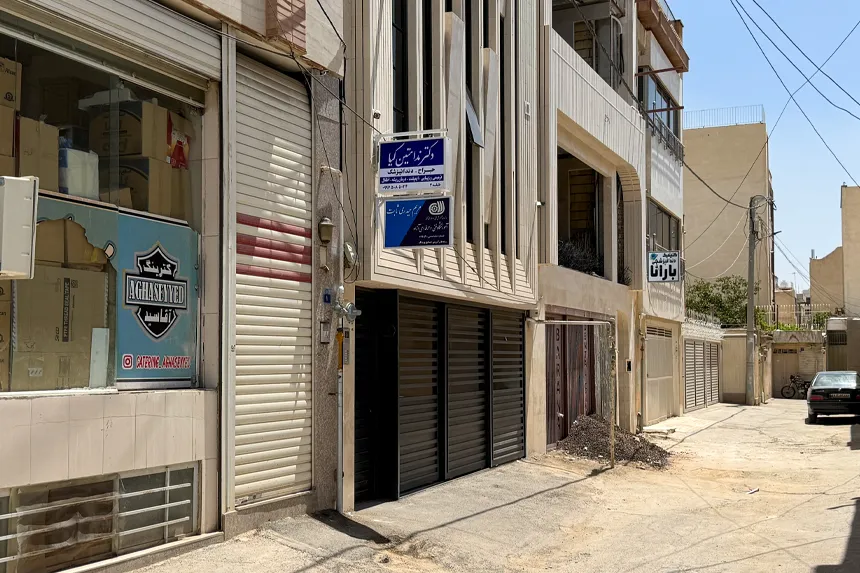 چه مراکز درمانی و خدمات سلامت در محله مبارزان وجود دارند