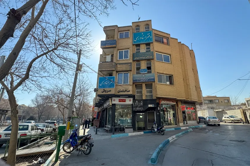 در محله احمدآباد، کدام مراکز اداری و تجاری اهمیت ویژه‌ای دارند