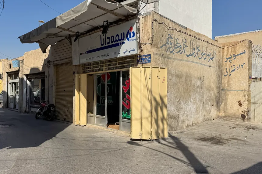 در محله علی قلی آقا، کدام مراکز اداری و تجاری اهمیت ویژه‌ای دارند