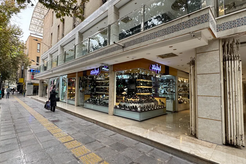 در محله آذر چه مراکز اداری و تجاری مهمی وجود دارد