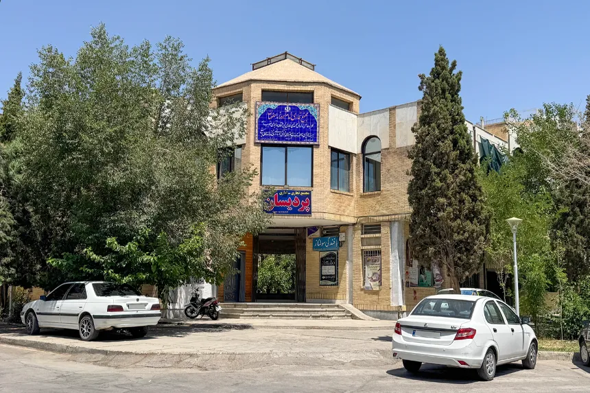 در محله بیسیم، کدام مراکز اداری و تجاری اهمیت ویژه‌ای دارند