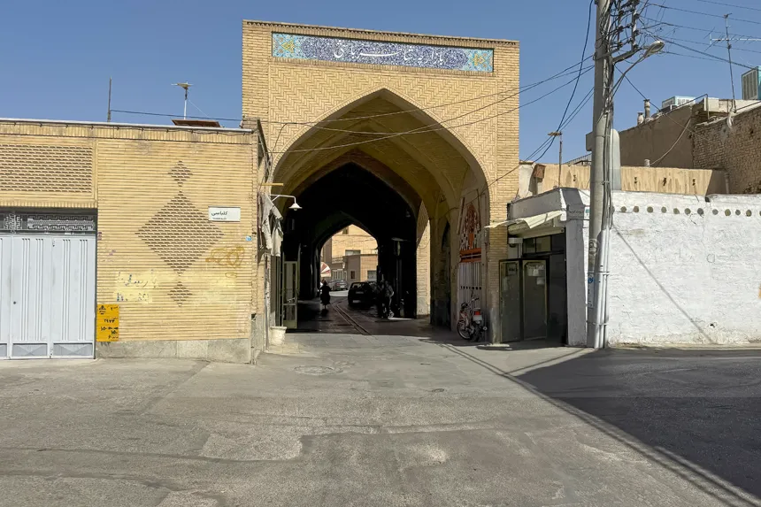 در محله درب کوشک، کدام مراکز اداری و تجاری اهمیت ویژه‌ای دارند