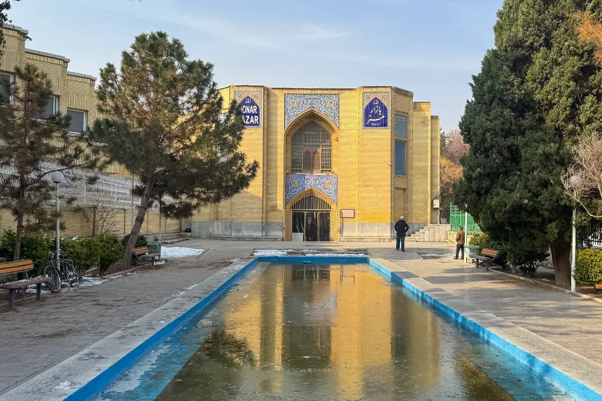 در محله هشت‌بهشت، کدام مراکز اداری و تجاری اهمیت ویژه‌ای دارند