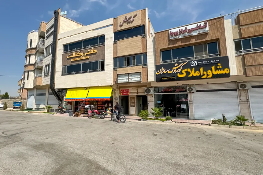 در محله جی شیر، کدام مراکز اداری و تجاری اهمیت ویژه‌ای دارند