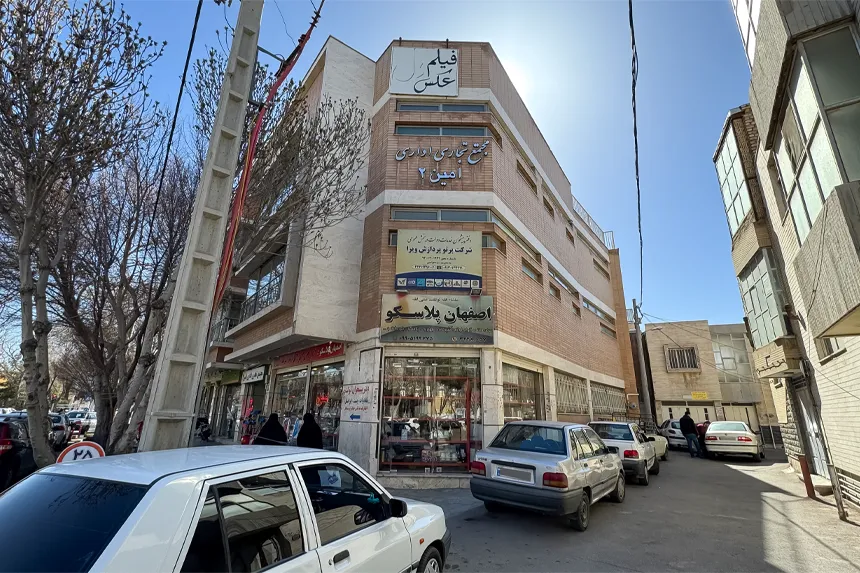 در محله جوباره، کدام مراکز اداری و تجاری اهمیت ویژه‌ای دارند