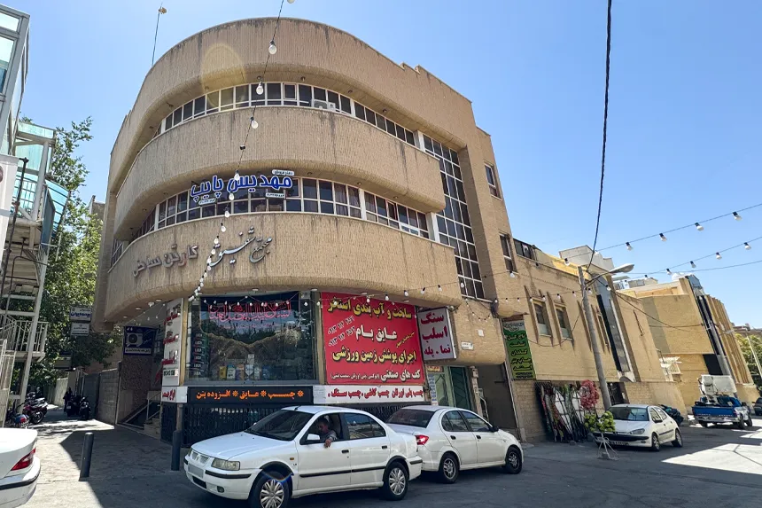 در محله لاهور، کدام مراکز اداری و تجاری اهمیت ویژه‌ای دارند