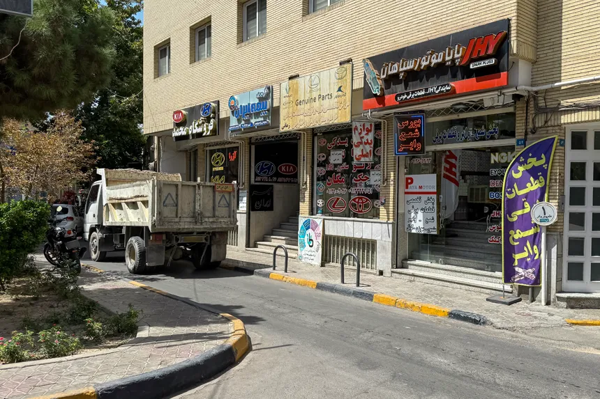 در محله لنبان چه مراکز اداری و تجاری مهمی وجود دارد