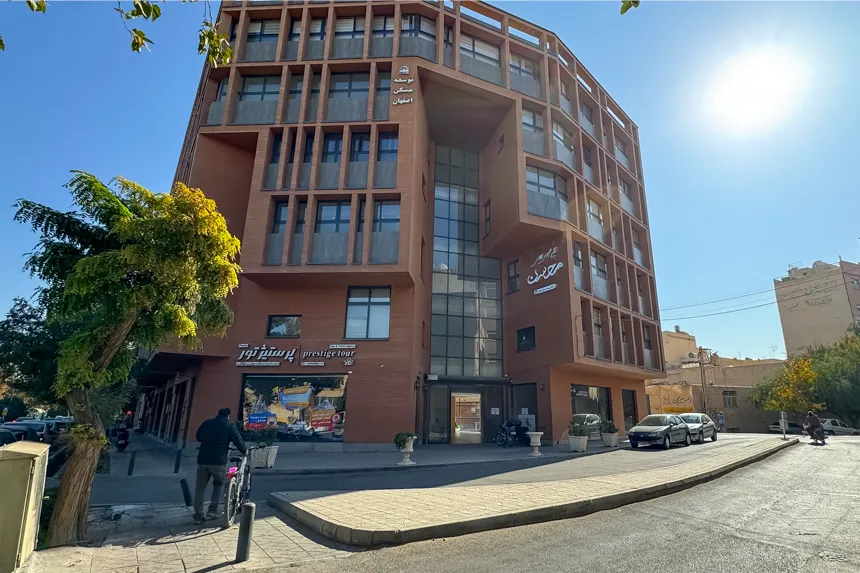 در محله ملک، کدام مراکز اداری و تجاری اهمیت ویژه‌ای دارند