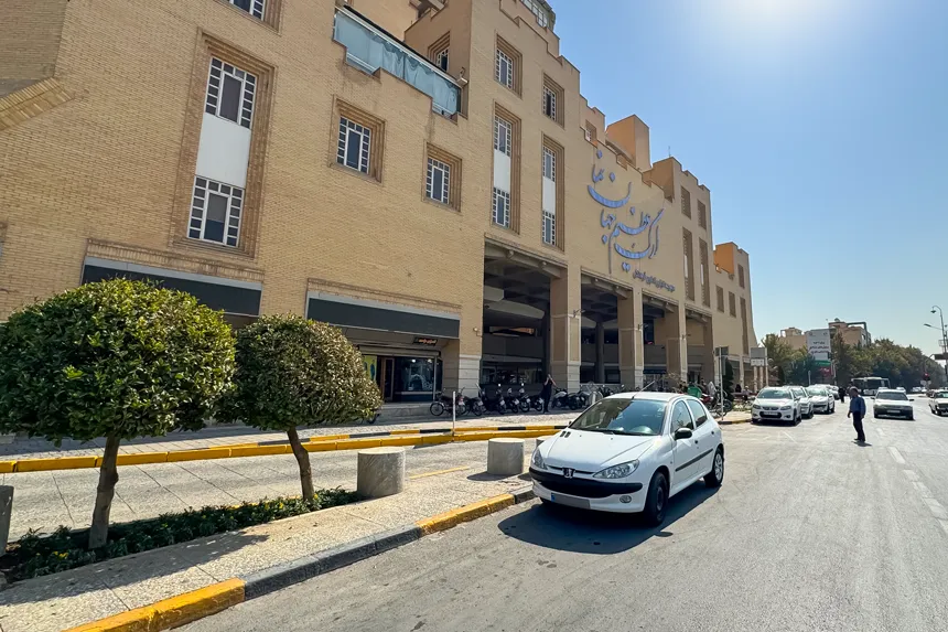 در محله نازبند، کدام مراکز اداری و تجاری اهمیت ویژه‌ای دارند