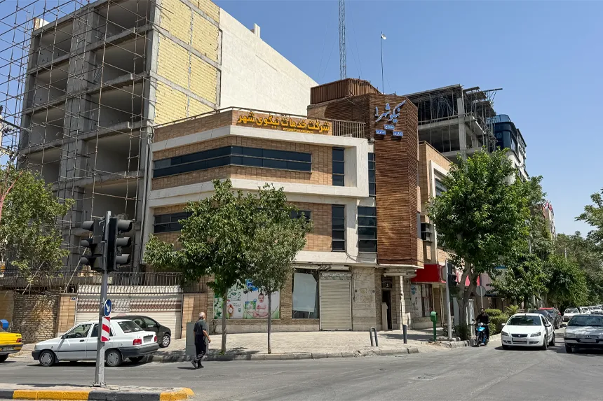 در محله رکن الدوله میانی، کدام مراکز اداری و تجاری اهمیت ویژه‌ای دارند