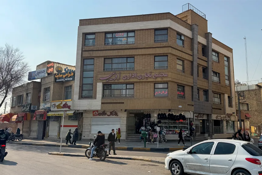 در محله سرچشمه، کدام مراکز اداری و تجاری اهمیت ویژه‌ای دارند