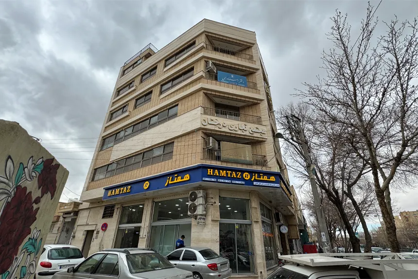 در محله طوقچی، کدام مراکز اداری و تجاری اهمیت ویژه‌ای دارند