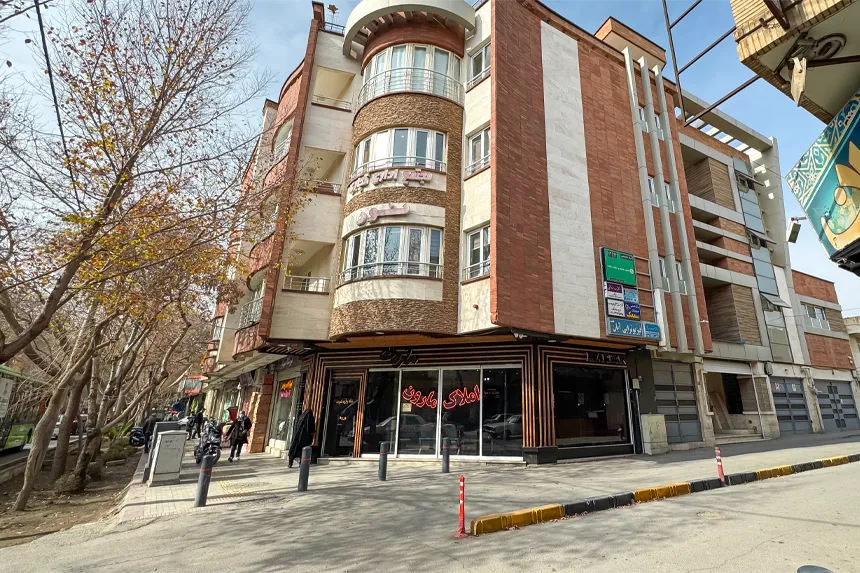 در محله یزدآباد، کدام مراکز اداری و تجاری اهمیت ویژه‌ای دارند