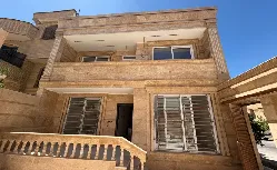 خانه ویلایی2طبقه جنوبی 270متری در سپاهان شهر